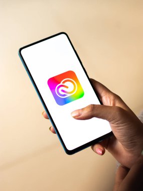 Assam, Hindistan - 20 Aralık 2020: Telefon ekranında Yaratıcı Bulut logosu.
