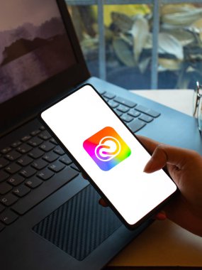 Assam, Hindistan - 20 Aralık 2020: Telefon ekranında Yaratıcı Bulut logosu.