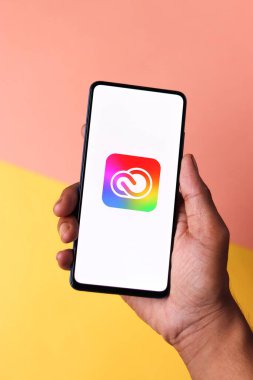 Assam, Hindistan - 20 Aralık 2020: Telefon ekranında Yaratıcı Bulut logosu.