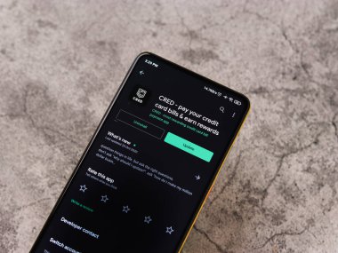 Assam, Hindistan - 29 Ekim 2020: Telefon ekranında Cred logosu.