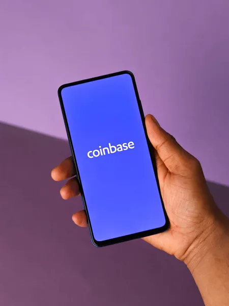 アッサム インド 2021年3月10日 携帯電話のスクリーンストック画像上のCoinbaseロゴ — ストック写真