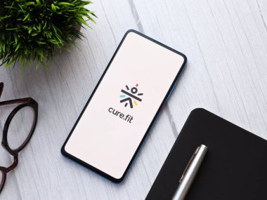 Assam, Hindistan - 09 Haziran 2020: Meditasyon, sağlık, gıda ve doktor için Curefit fitness uygulaması.