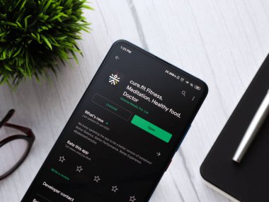 Assam, Hindistan - 09 Haziran 2020: Meditasyon, sağlık, gıda ve doktor için Curefit fitness uygulaması.