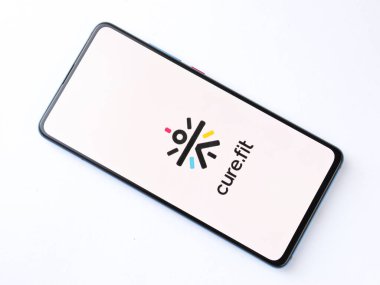 Assam, Hindistan - 09 Haziran 2020: Meditasyon, sağlık, gıda ve doktor için Curefit fitness uygulaması.