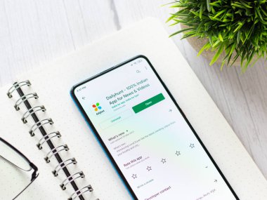 Assam, Hindistan - 10 Nisan 2021: Telefon ekranında Dailyhunt logosu.
