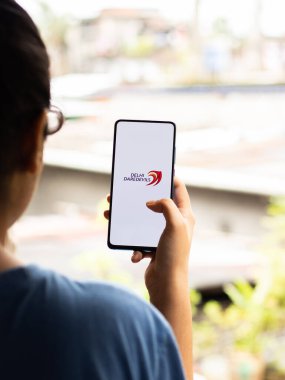 Assam, Hindistan - 27 Ağustos 2020: Telefon ekranında Delhi Daredevils logosu.