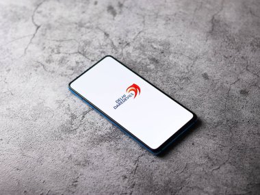 Assam, Hindistan - 27 Ağustos 2020: Telefon ekranında Delhi Daredevils logosu.