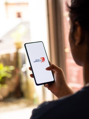 Assam, Hindistan - 27 Ağustos 2020: Telefon ekranında Delhi Daredevils logosu.
