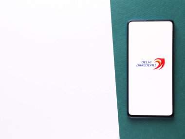Assam, Hindistan - 27 Ağustos 2020: Telefon ekranında Delhi Daredevils logosu.