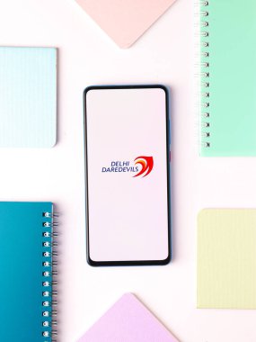 Assam, Hindistan - 27 Ağustos 2020: Telefon ekranında Delhi Daredevils logosu.