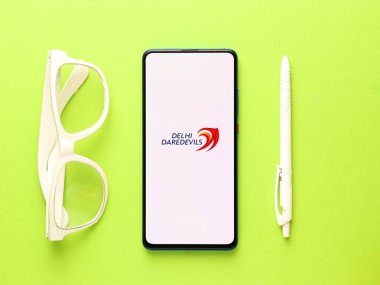 Assam, Hindistan - 27 Ağustos 2020: Telefon ekranında Delhi Daredevils logosu.