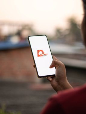 Assam, Hindistan - 15 Kasım 2020: Telefon ekranında Delhivery logosu.