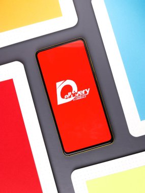 Assam, Hindistan - 15 Kasım 2020: Telefon ekranında Delhivery logosu.