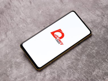 Assam, Hindistan - 15 Kasım 2020: Telefon ekranında Delhivery logosu.