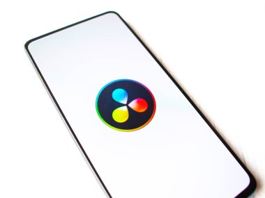 Assam, Hindistan - 15 Ocak 2020: Telefon ekranında DaVinci Çözünürlüğü logosu.