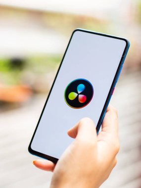 Assam, Hindistan - 15 Ocak 2020: Telefon ekranında DaVinci Çözünürlüğü logosu.