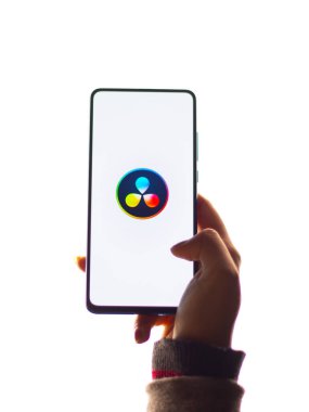 Assam, Hindistan - 15 Ocak 2020: Telefon ekranında DaVinci Çözünürlüğü logosu.