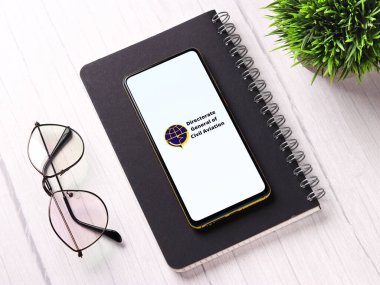 Assam, Hindistan - 15 Kasım 2020: Telefon ekranı görüntüsünde DGCA logosu.