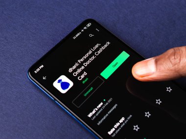 Assam, Hindistan - 10 Mart 2021: Dhani logosu telefon ekranı görüntüsü.
