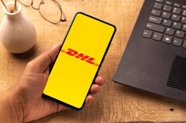 Assam, Hindistan - 19 Nisan 2021: Telefon ekranındaki DHL logosu.