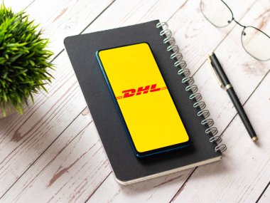 Assam, Hindistan - 19 Nisan 2021: Telefon ekranındaki DHL logosu.