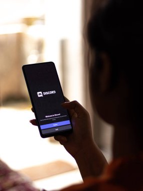 Assam, Hindistan - 10 Nisan 2021: Telefon ekranı görüntüsünde uyumsuzluk logosu.