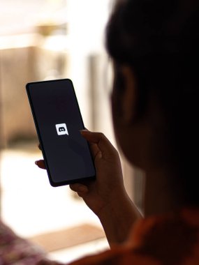 Assam, Hindistan - 10 Nisan 2021: Telefon ekranı görüntüsünde uyumsuzluk logosu.