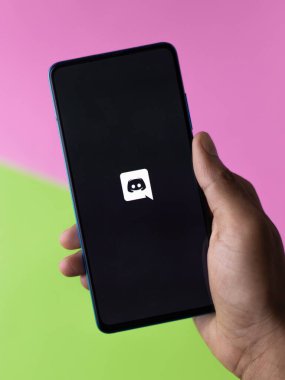 Assam, Hindistan - 10 Nisan 2021: Telefon ekranı görüntüsünde uyumsuzluk logosu.