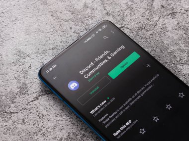 Assam, Hindistan - 10 Nisan 2021: Telefon ekranı görüntüsünde uyumsuzluk logosu.