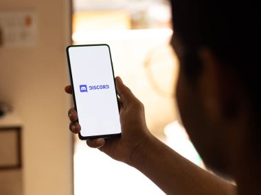 Assam, Hindistan - 10 Nisan 2021: Telefon ekranı görüntüsünde uyumsuzluk logosu.