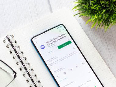 Assam, Hindistan - 10 Nisan 2021: Telefon ekranı görüntüsünde uyumsuzluk logosu.
