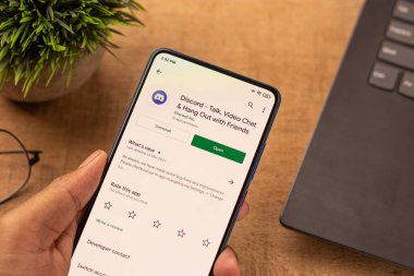 Assam, Hindistan - 10 Nisan 2021: Telefon ekranı görüntüsünde uyumsuzluk logosu.