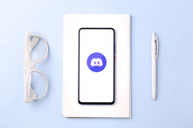 Assam, Hindistan - 10 Nisan 2021: Telefon ekranı görüntüsünde uyumsuzluk logosu.