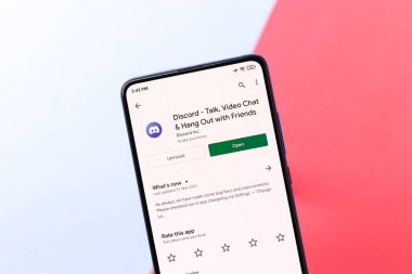 Assam, Hindistan - 10 Nisan 2021: Telefon ekranı görüntüsünde uyumsuzluk logosu.