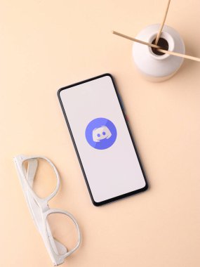 Assam, Hindistan - 10 Nisan 2021: Telefon ekranı görüntüsünde uyumsuzluk logosu.