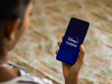 Assam, Hindistan - 21 Haziran 2021: Telefon ekranında Disney Channel logosu.