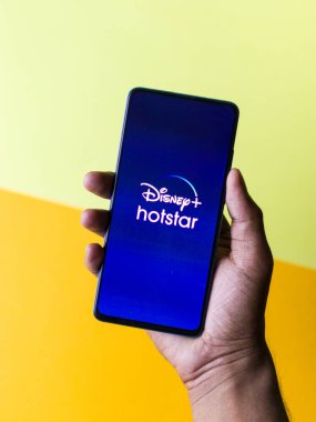 Assam, Hindistan - 21 Haziran 2021: Telefon ekranında Disney Channel logosu.