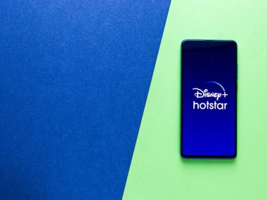 Assam, Hindistan - 21 Haziran 2021: Telefon ekranında Disney Channel logosu.