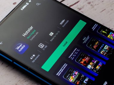 Assam, Hindistan - 21 Haziran 2021: Telefon ekranında Disney Channel logosu.