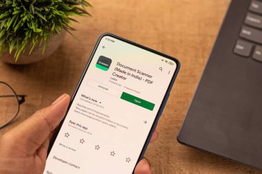 Assam, Hindistan - 10 Nisan 2021: Telefon ekranı görüntüsünde Belge Tarayıcı logosu.