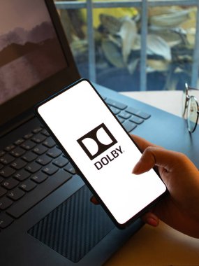 Assam, Hindistan - 20 Aralık 2020: Telefon ekranında Dolby logosu.