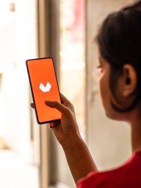 Assam, Hindistan - 19 Nisan 2021: Telefon ekranındaki logo.