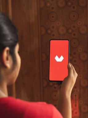 Assam, Hindistan - 19 Nisan 2021: Telefon ekranındaki logo.