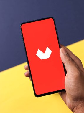 Assam, Hindistan - 19 Nisan 2021: Telefon ekranındaki logo.