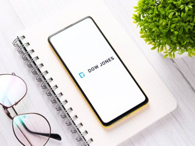 Assam, Hindistan - 12 Eylül 2020: Dow Jones telefon ekranı görüntüsü logosu.