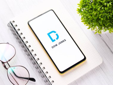 Assam, Hindistan - 12 Eylül 2020: Dow Jones telefon ekranı görüntüsü logosu.