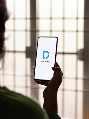 Assam, Hindistan - 12 Eylül 2020: Dow Jones telefon ekranı görüntüsü logosu.