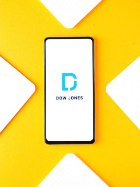 Assam, Hindistan - 12 Eylül 2020: Dow Jones telefon ekranı görüntüsü logosu.