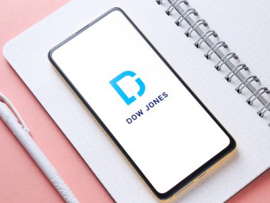 Assam, Hindistan - 12 Eylül 2020: Dow Jones telefon ekranı görüntüsü logosu.