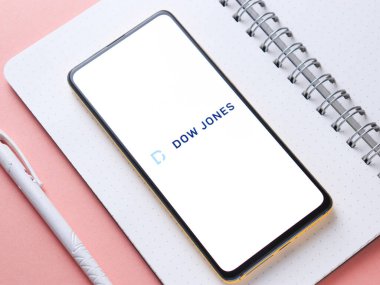 Assam, Hindistan - 12 Eylül 2020: Dow Jones telefon ekranı görüntüsü logosu.